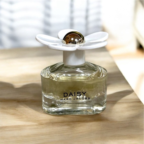 NIB! Daisy By Marc Jacobs-E D T 4ML/.13OZ MINI - Picture 2 of 4